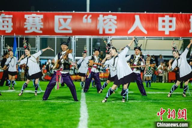 国家足球队在赛场上展现出色合作精神